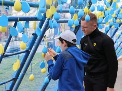Українці не здаються: у Львові з’явився "Великодній коридор життя" із тисяч синіх та жовтих крашанок