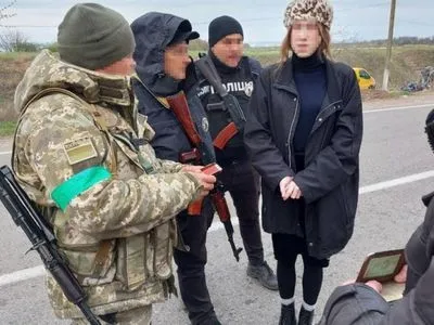 Їхав у Молдову в жіночому одязі: прикордонники затримали 26-річного українця