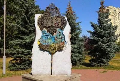 В Киеве сквер Дружбы с москвой переименовали в Героев Мариуполя