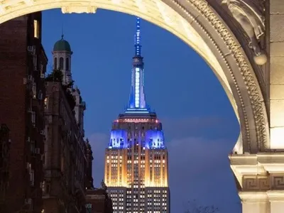 Empire State Building у Нью-Йорку щодня підсвічуватимуть синьо-жовтими кольорами