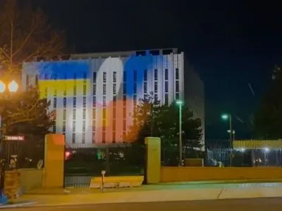 На российском посольстве в США активисты спроектировали изображение украинского флага, диппредставительство рф пыталось перекрыть его