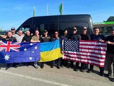 В Украину прибыли профессиональные пожарные и спасатели из США, Австралии, Германии и Польши