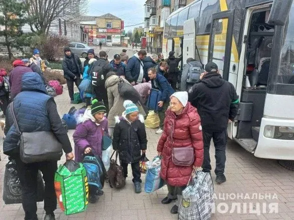 iz-obstrilyanikh-vugledara-ta-toretska-evakuyuvali-65-zhiteliv-sered-yakikh-diti