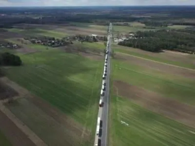 Сотні вантажівок застрягли на кордоні Польщі та білорусі через санкції