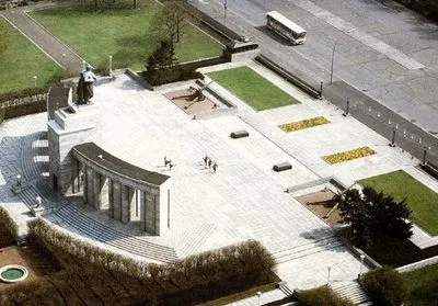 "Символізують агресивну війну путінського режиму": у Берліні хочуть прибрати танки з радянського меморіалу