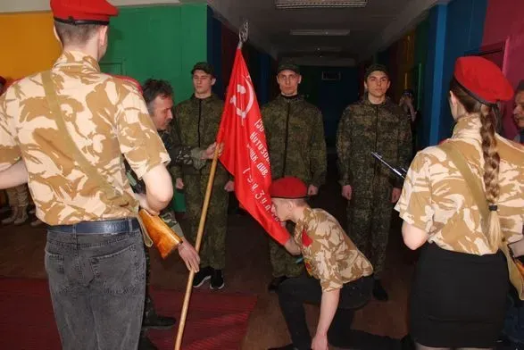 vorog-provodit-militarizatsiyu-ditey-na-timchasovo-okupovanikh-teritoriyakh-donetskoyi-ta-luganskoyi-oblastey