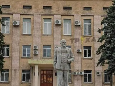 В Геническе российские оккупанты устанавливают памятник Ленину