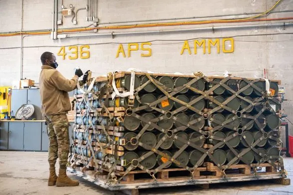 Байден заявил, что США направят Украине больше артиллерии