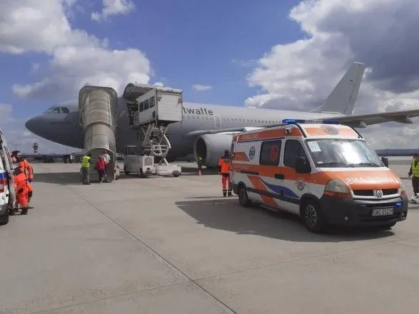 Вторжение рф: раненых украинцев впервые эвакуировали за границу "летающим госпиталем"