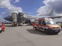 Вторжение рф: раненых украинцев впервые эвакуировали за границу "летающим госпиталем"