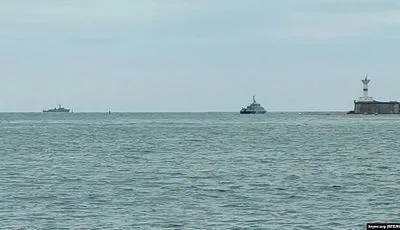 Поблизу Севастопольської бухти чергують два військові кораблі рф – ЗМІ