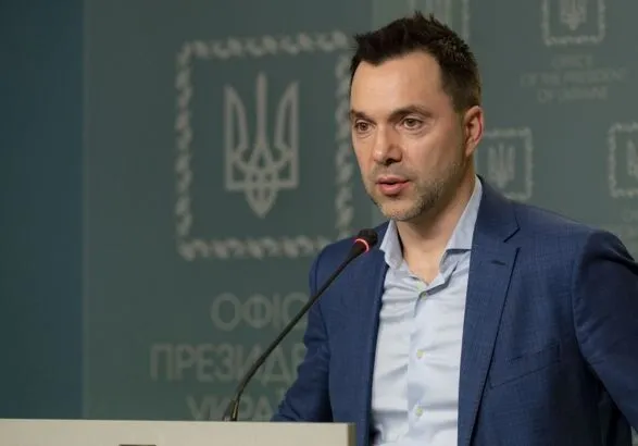 Арестович об отказе рф штурмовать "Азовсталь": могут усилить войска на Донбассе