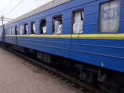 Взрывной волной от вражеского удара выбило окна в пассажирском поезде из Запорожья