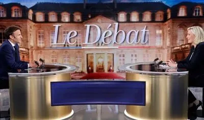 Дебати у Франції: Еммануель Макрон звинувачує Марін Ле Пен у "залежності від російської влади"