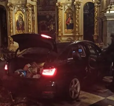 Жінка на автівці влетіла у храм УГКЦ у центрі Тернополя: з'явилося відео