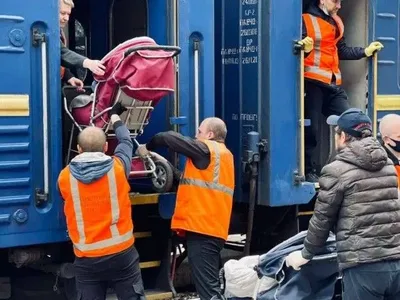 Великодніми евакуаційними рейсами Укрзалізниці врятували 780 людей