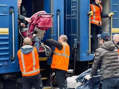 Великодніми евакуаційними рейсами Укрзалізниці врятували 780 людей