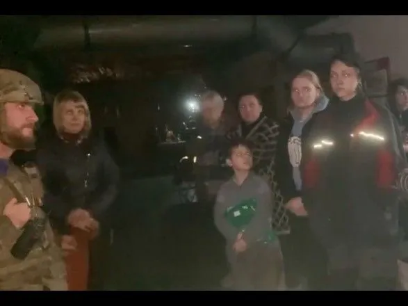 "Діти трусяться від тієї російської федерації": військові Азов відвідали цивільних у підвалах "Азовсталі"