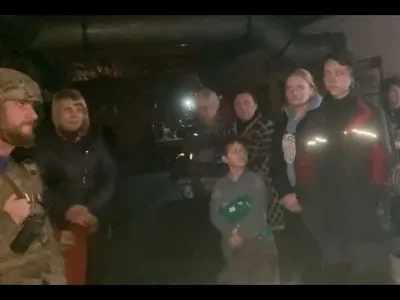 "Діти трусяться від тієї російської федерації": військові Азов відвідали цивільних у підвалах "Азовсталі"