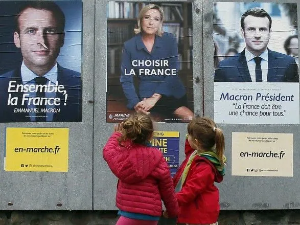 Макрон здобуває перемогу на виборах президента Франції - екзит-поли
