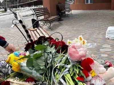 В Одесі люди несуть квіти та іграшки до будинку, де від удару російської ракети загинула тримісячна Кіра