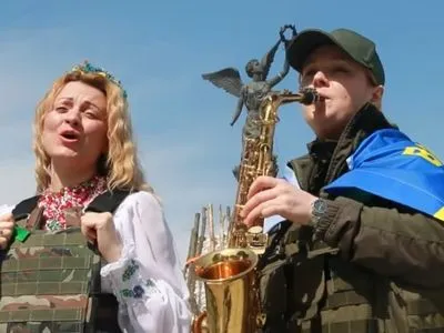 Співачка-нацгвардійка заспівала Червону Руту на Майдані Конституції у Харкові: відео