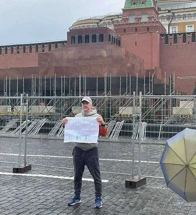 На Красній площі у Москві затримали чоловіка з плакатом "Христос за мир"