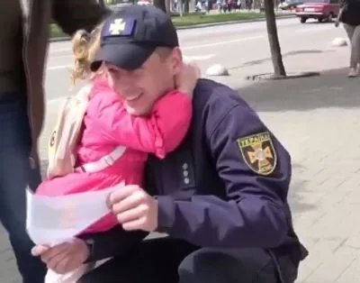 Заобнимала спасателя: в МВД показали трогательное видео с маленькой украинкой