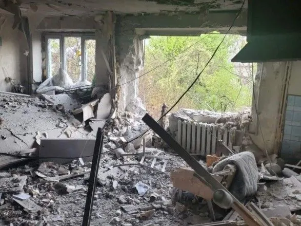 На Луганщині сім будинків зруйнували росіяни на Великдень, втретє влучили в нафтопереробний завод