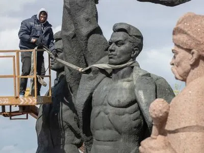В Киеве начали демонтировать советский памятник под Аркой дружбы народов