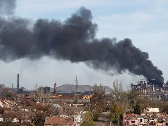 Над заводом "Азовсталь" у Маріуполі помітили чорний дим – Sky News