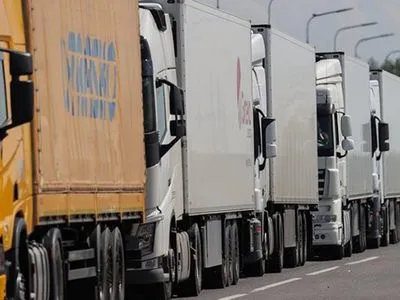 Окупанти фурами вивозять українські автомобілі та зерно у Крим