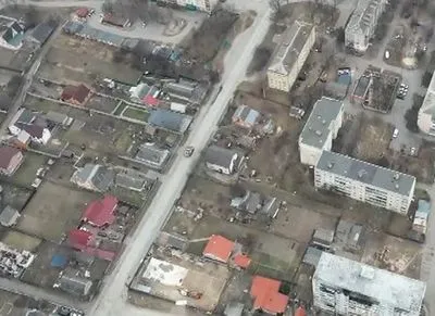 CNN отримало відео, зняте у березні в Бучі. На ньому російські військові та тіла мирних жителів