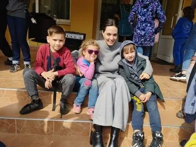 Актриса Анджелина Джоли посетила школу-интернат во Львовской области