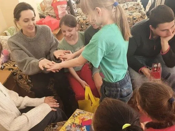 Анджелина Джоли посетила детей в Бориславе