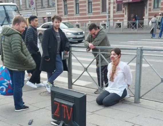 Прикувала себе до огорожі поруч із телевізором із написом Z TV та зображенням Соловйова: у рф затримали активістку