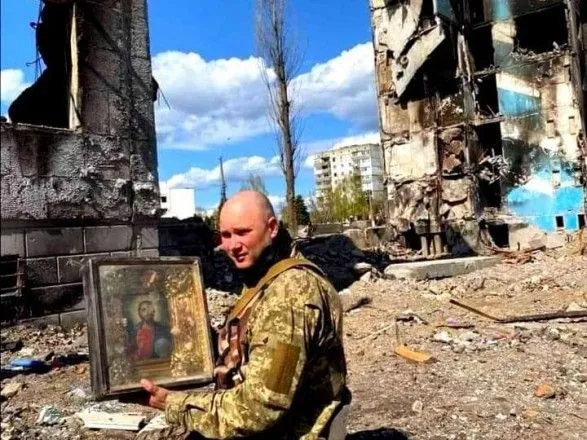 Дивом вціліла: у повністю зруйнованому будинку у Бородянці під завалами знайшли ікону