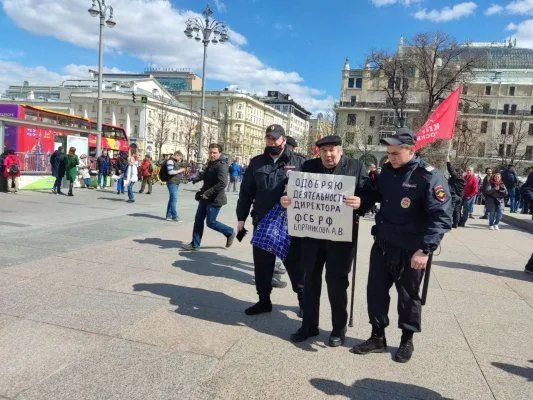 У Москві затримали чоловіка з плакатом на підтримку ФСБ та володимира путіна