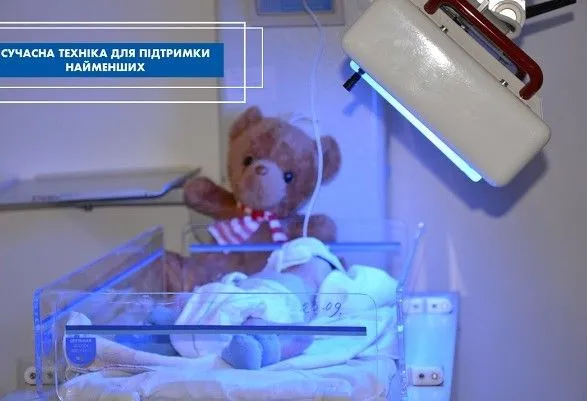 Недоношені немовлята в теплі: пологові будинки Черкащини та Київщини отримали матраци для кювезів