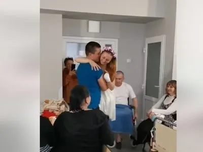 Свадьба в больничной палате: потерявшая обе ноги медсестра из Лисичанска вышла замуж