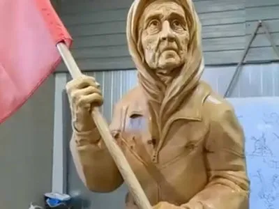 "Мэр" Мариуполя пообещал установить в центре города скульптуру бабки с советским флагом - Андрющенко