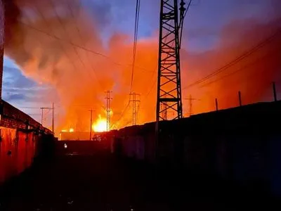 На одной из электроподстанций Львова тушат пожар; один человек ранен