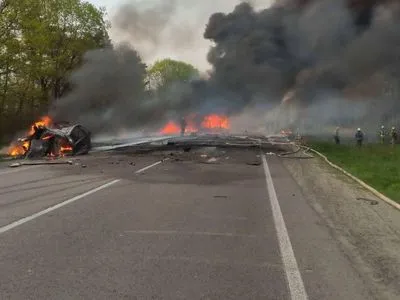 У Рівненській області зіткнулися бензовоз, автобус та легковик: загинуло 16 осіб
