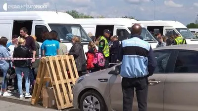 В Запорожье прибыли мариупольцы, которые эвакуировались на собственном авто