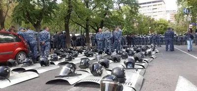 В Ереване продолжаются акции протеста парламентской оппозиции, сообщают о столкновениях с полицией