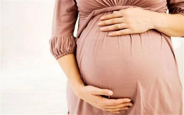 Минздрав упростил получение больничного беременным, выехавшим за границу