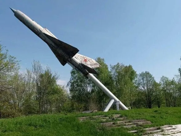 "Пам'ятник так і стоїть. Ракета вщент": на Дніпропетровщині ворог вдарив біля монументу радянському літаку