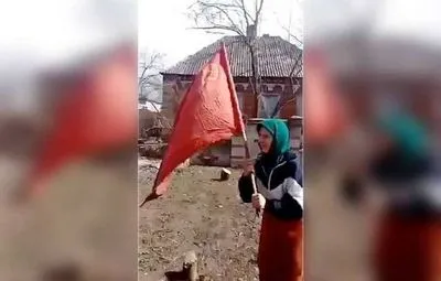 Выбросила красное знамя, когда узнала о преступлениях в Буче: бабка, ставшая символом роспропаганды, изменила мнение о русне