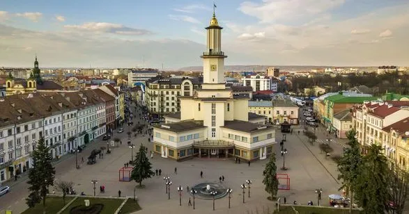В Івано-Франківську скасували всі заходи з 7 по 9 травня. Жителів просять залишити місто