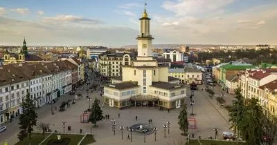 В Івано-Франківську скасували всі заходи з 7 по 9 травня. Жителів просять залишити місто